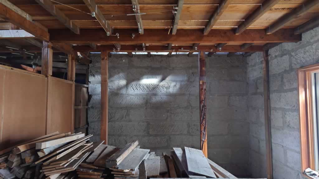 撤去した内壁に現れた札幌軟石