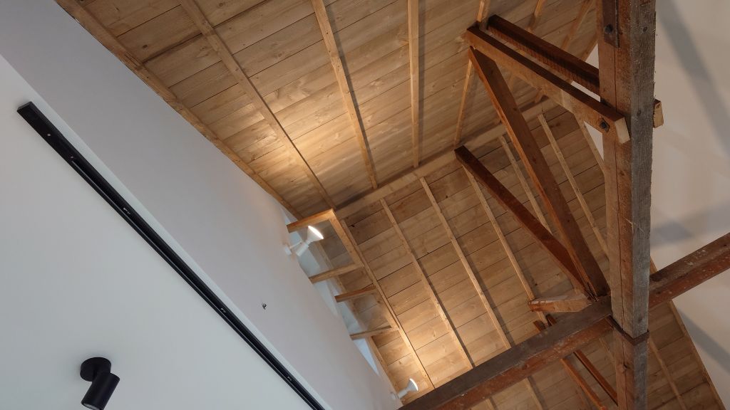 吹き抜けの勾配天井と洋小屋組